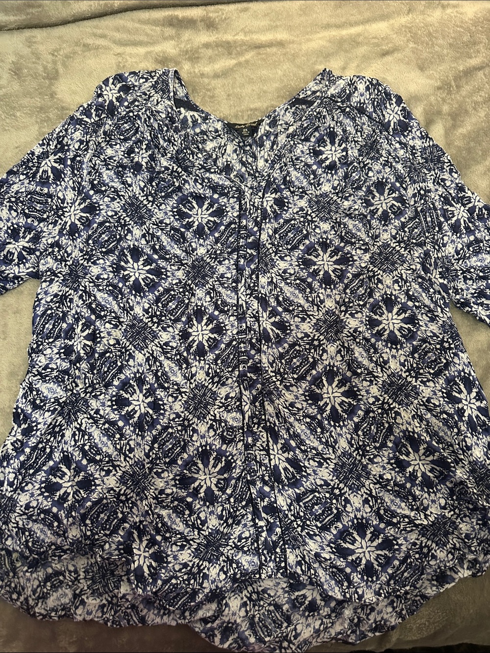 Luck Brand 2X Women’s Blue Patterned V-Neck Blouse